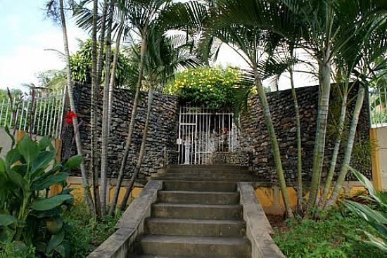 GRUTA AO LADO DA IGREJA MATRIZ EM UBAPORANGA-FOTO:EDO... - UBAPORANGA - MG