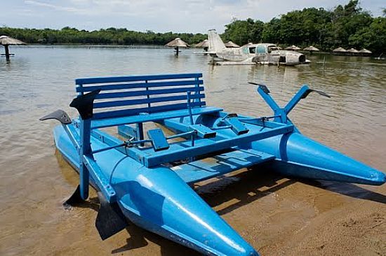 FLUTUADOR NA PRAIA DA FIGUEIRA EM BONITO-MS-FOTO:PAULO YUJI TAKARADA - BONITO - MS