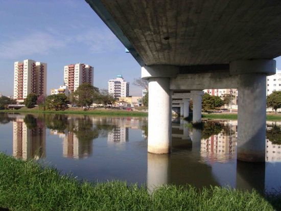 VISTA POR BAIXO DA PONTE EM RESENDE-FOTO:OXI RESENDE - RESENDE - RJ