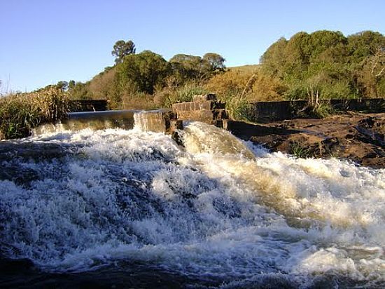 CACHOEIRA NO RIO QUATIPI EM GENTIL-FOTO:DADO5450 - GENTIL - RS