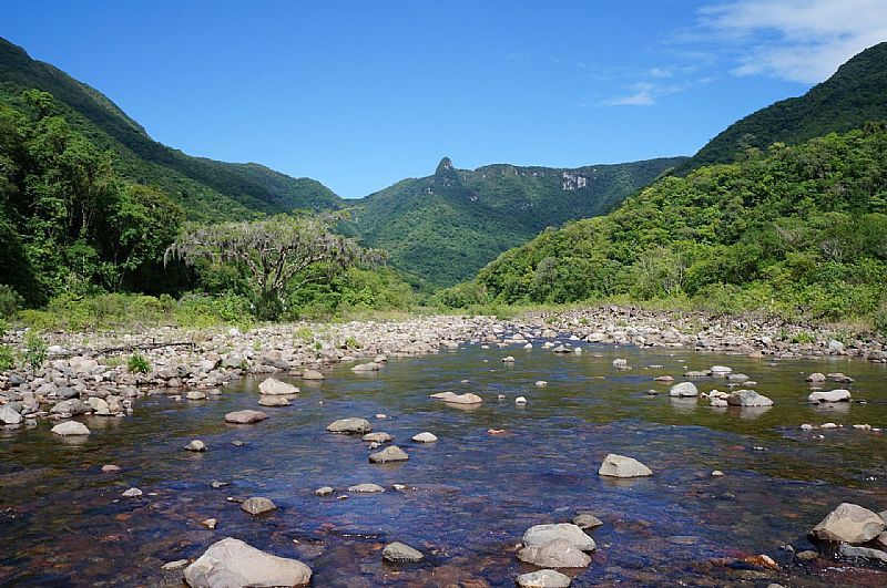 PRAIA GRANDE-SC-TRILHA DO RIO DO BOI NA GARGANTA DO CANYON ITAIMBEZINHO-FOTO:COSTAODAFORTALEZA.COM  - PRAIA GRANDE - SC