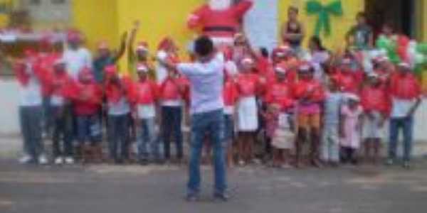 Alunos especiais da Escola de Educao Santa Terezinha em apresentao do CORAL ESPECIAL da APAE de Magalhes de Almeida-MA., dia 17/12/2010. , Por MARIA DAS GRAAS CARVALHO SILVA ARAUJO-PRESIDENTE