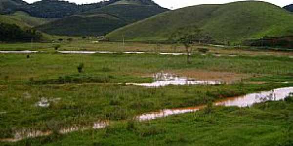 Caiana-MG-Campo alagado e ao fundo a Serra-Foto:walace souza