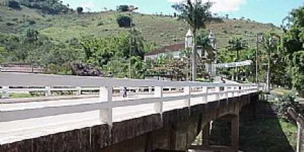 Itamb do Mato Dentro-MG-Ponte que liga a cidade  Igreja-Foto:asminasgerais.com.br