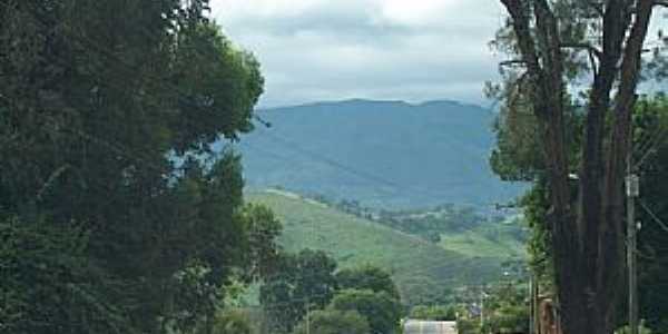 Itamonte-MG-Chegando na cidade ao fundo a Serra da Mantiqueira-Foto:Josue Marinho