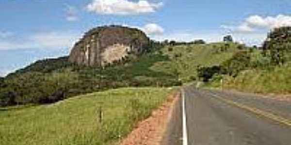 Rodovia e vista da pedra em Pedra Dourada-Foto:rumoaonoroeste.