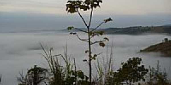 Serra do Cascalho sob a neblina em Resplendor-MG-Foto:Tedd Santana