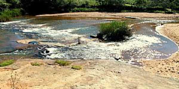 Rio Pretinho-MG-Cachoeira-Foto:emersonc