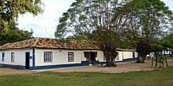 Praa e casa colonial em Tomaz Gonzaga-MG-Foto:www.taperaminas.com.