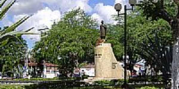 Esttua de Castro Alves na Praa Centenrio em Castro Alves-BA-Foto:GERALDO ARAUJO