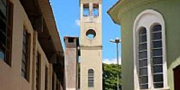 Torre da Igreja Catlica de Lobato-Foto:Marcos Dutra