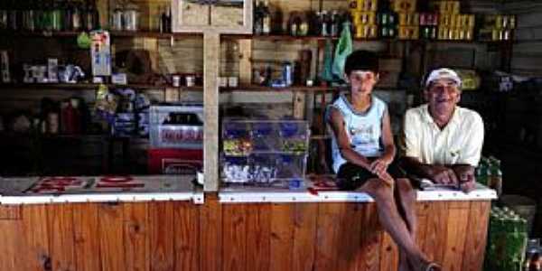 Joo Claudino de Souza vive do seu mercado e da pesca profissional Foto: Bruno Alencastro / Agencia RBS