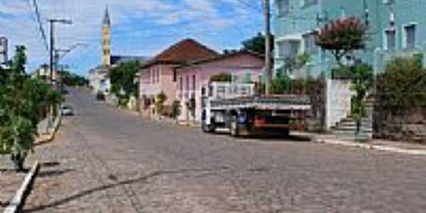 Monte Belo do Sul-RS-Rua central com a Igreja ao fundo-Foto:ANELISE KUNRATH