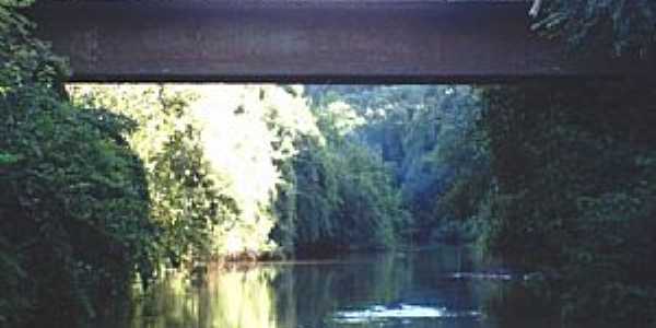 Ponte sobre o rio Pratos, divisa entre Novo Machado e Dr. Maurcio Cardoso.  -  por carlos.barasuol