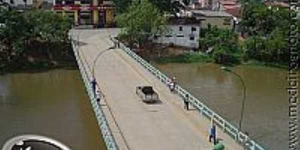 Ponte Sobre o Rio Itanhm