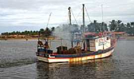 Pirambu - Barco de pesca em Pirambu-SE-Foto:marcos brava