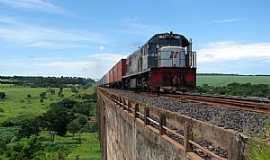 Orlndia - Orlndia-SP-Locomotiva passando na ponte-Foto:davi lavalle